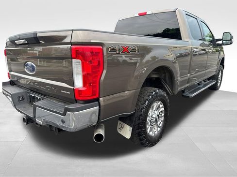 Used 2017 Ford F250 XLT w/ XLT Premium Package AWD/4WD image 5
