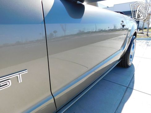 Used 2005 Ford Mustang Convertible image 38