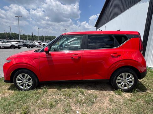 Used 2022 Kia Soul LX FWD image 2