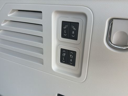 Used 2025 GMC Acadia Denali FWD image 31