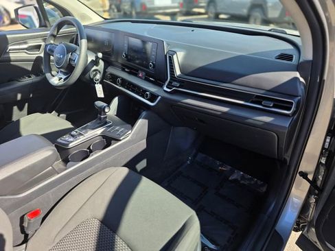 Used 2024 Kia Sportage LX image 9