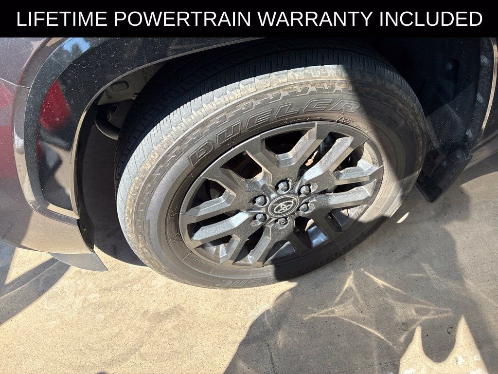 Used 2025 Toyota Sequoia Platinum AWD/4WD image 4