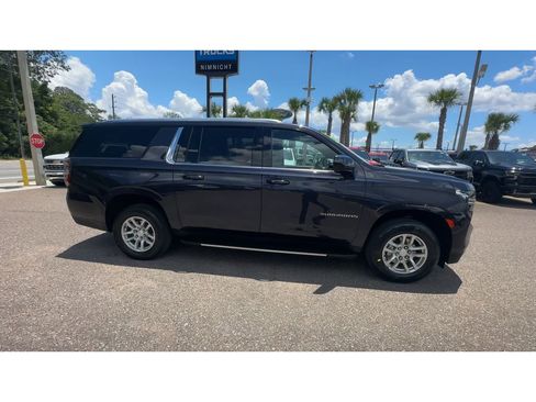 Used 2024 Chevrolet Suburban LT RWD image 9