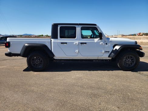 Used 2025 Jeep Gladiator Sport AWD/4WD image 4