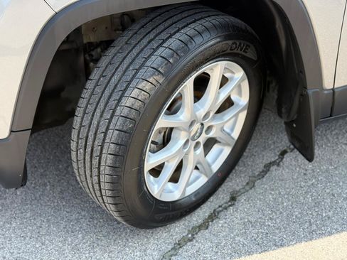 Used 2014 Jeep Cherokee Sport FWD image 13