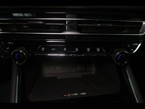 Used 2025 Chevrolet Traverse LT image 28