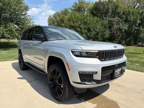 Used 2023 Jeep Grand Cherokee L Summit w/ Advanced Protech Group IV AWD/4WD image 8