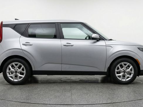 Used 2025 Kia Soul LX w/ LX Technology Package FWD image 11