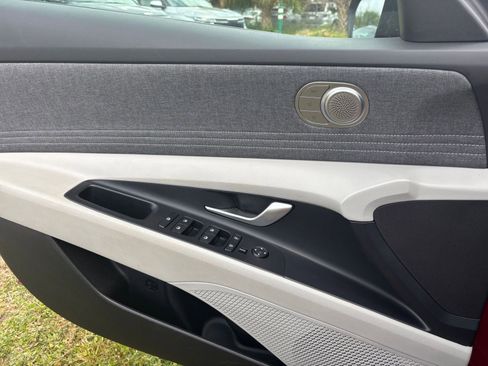 Used 2025 Hyundai Elantra Limited image 21