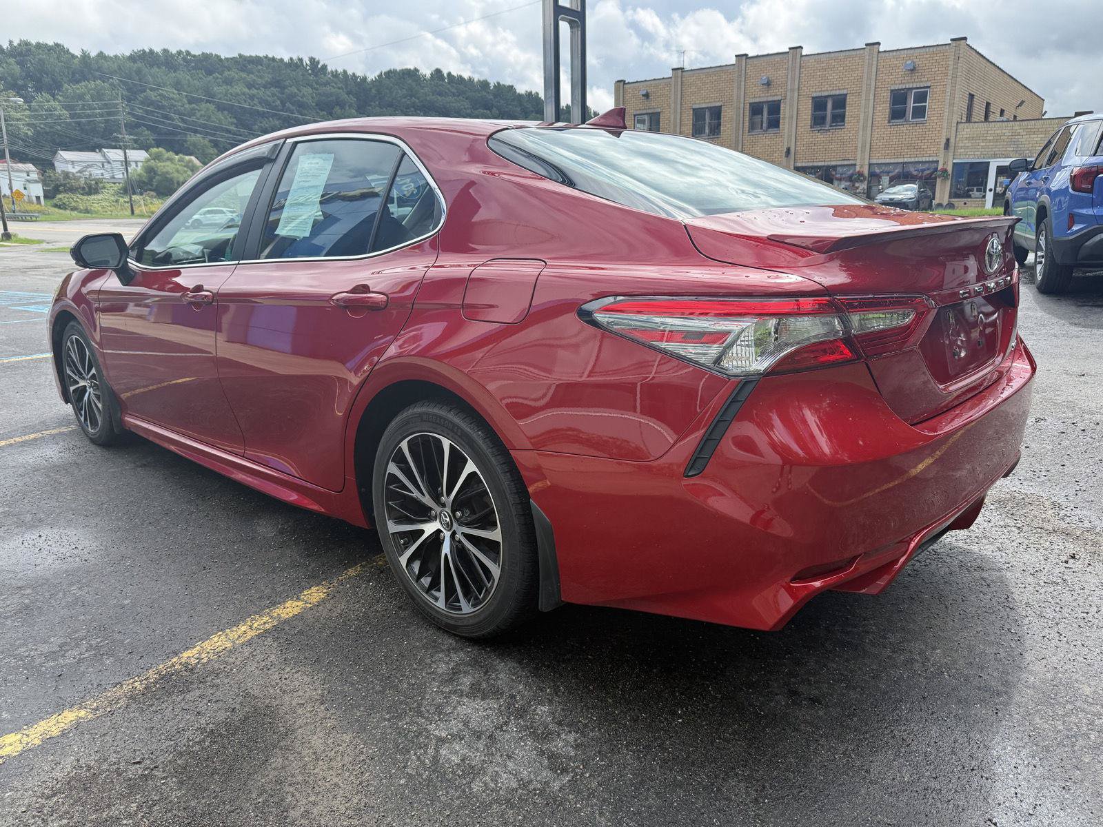 Used 2019 Toyota Camry SE w/ Audio Package FWD image 3