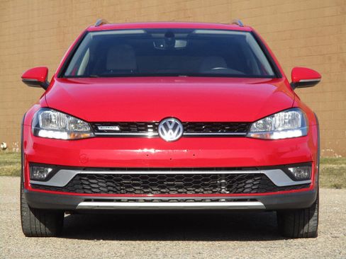 Used 2018 Volkswagen Golf Alltrack SE image 2