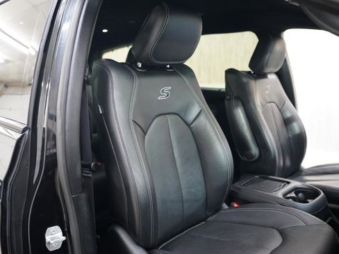 Used 2021 Chrysler Pacifica Touring-L w/ Uconnect Theater Family Group image 28