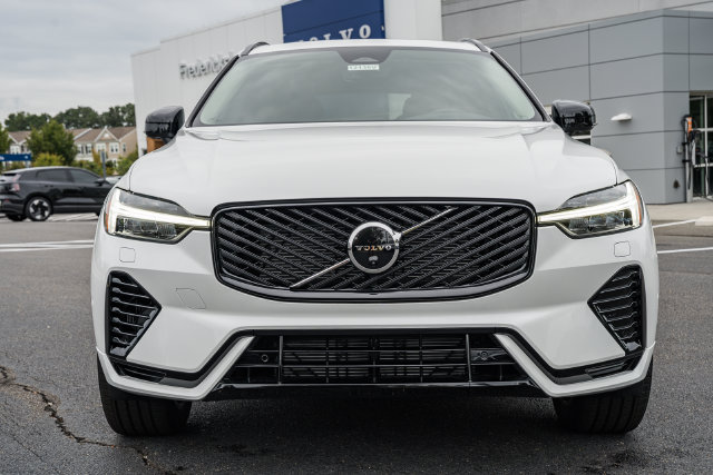 New 2027 Volvo XC60 T8 Plus AWD/4WD image 2
