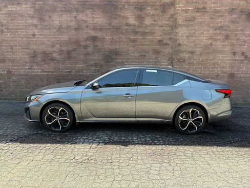 Used 2025 Nissan Altima 2.5 SR AWD/4WD image 2