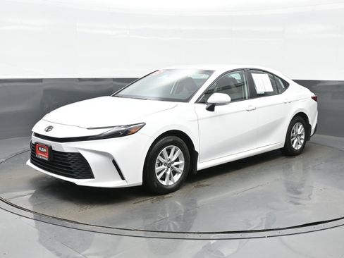 Used 2025 Toyota Camry LE w/ Convenience Package image 2