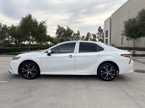 Used 2020 Toyota Camry SE w/ Carpet Mat Package image 5