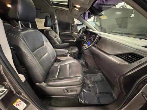 Used 2019 Toyota Sienna SE image 26