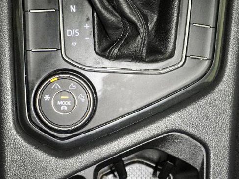 Used 2019 Volkswagen Tiguan SE image 24