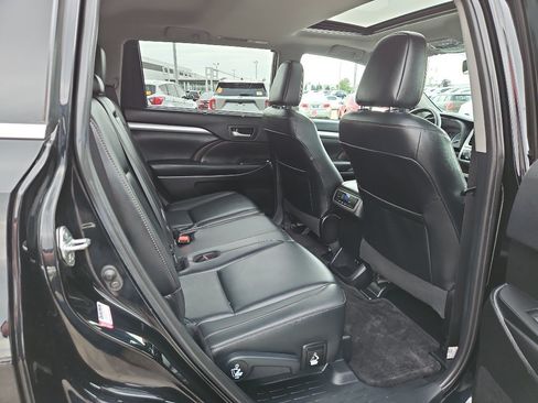 Used 2019 Toyota Highlander XLE AWD/4WD image 21