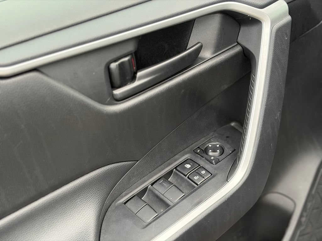 Used 2025 Toyota RAV4 LE AWD/4WD image 18