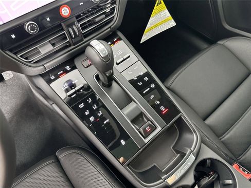 Certified 2025 Porsche Macan AWD/4WD image 35