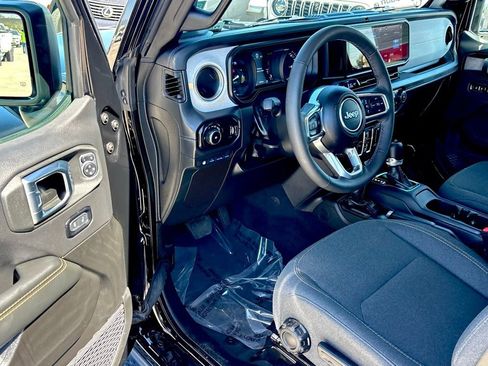 Used 2025 Jeep Wrangler Sahara 4xe image 9