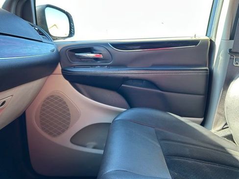 Used 2017 Dodge Grand Caravan SXT image 38