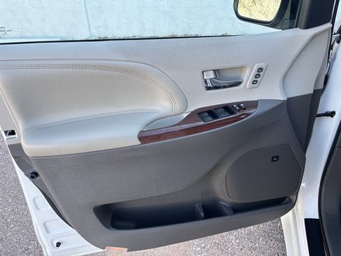 Used 2013 Toyota Sienna Limited image 10