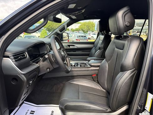 Used 2025 Jeep Wagoneer Series II AWD/4WD image 9