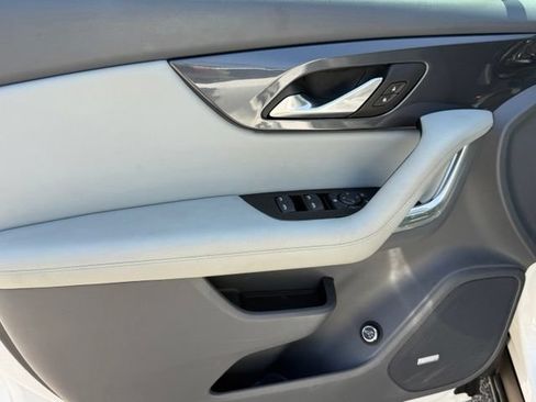 Used 2019 Chevrolet Blazer LT w/ Sound & Technology Package FWD image 11