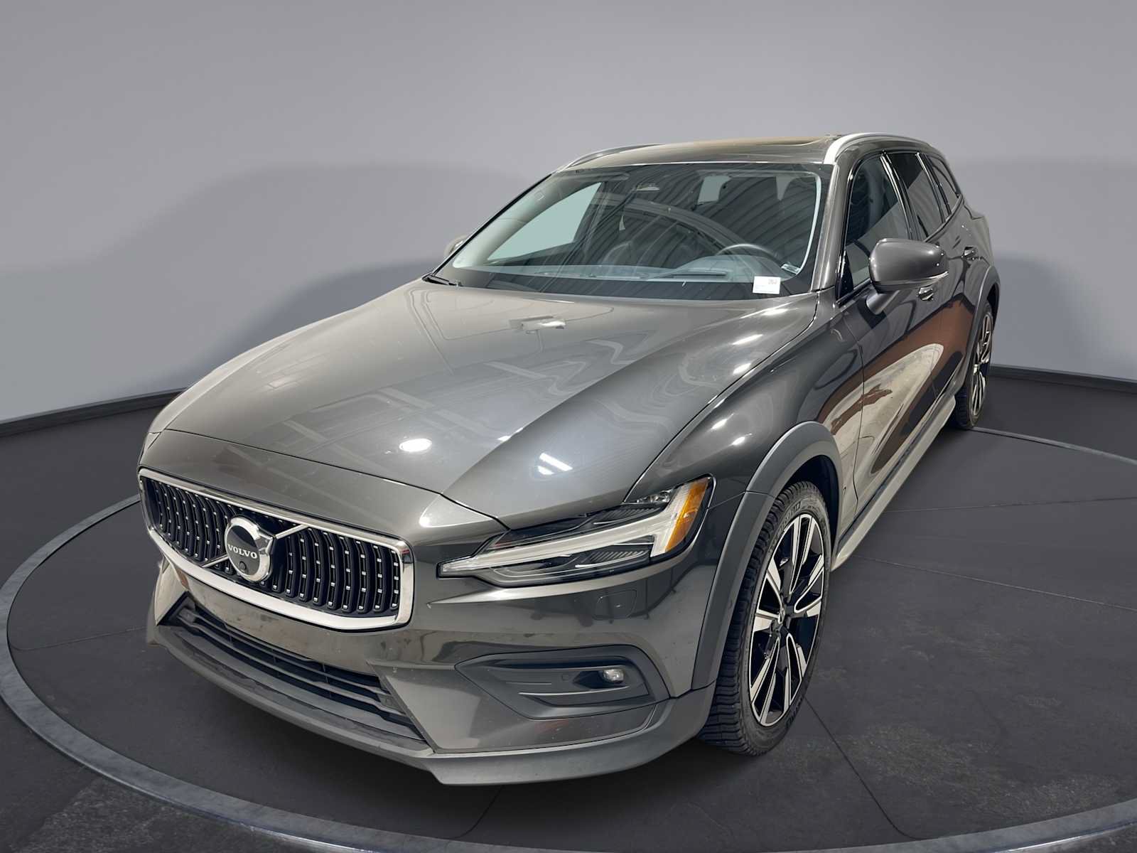 Used 2023 Volvo V60 B5 Cross Country Ultimate w/ Climate Package AWD/4WD image 1