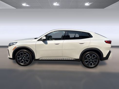 Used 2025 BMW X2 xDrive28i w/ Premium Package AWD/4WD image 2