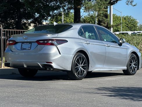 Used 2022 Toyota Camry SE image 4