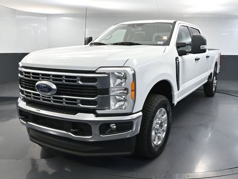 Used 2023 Ford F250 XLT w/ FX4 Off-Road Package AWD/4WD image 12