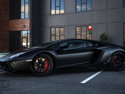 Used 2015 Lamborghini Aventador image 5