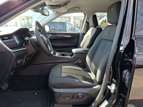 Used 2023 Jeep Grand Cherokee Laredo image 13