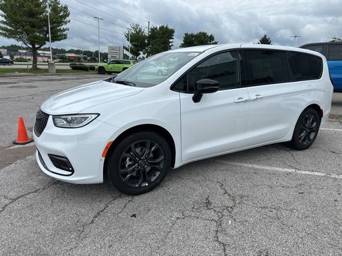 New 2026 Chrysler Pacifica Select image 13