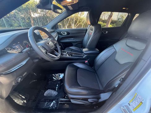 Used 2025 Jeep Compass Trailhawk image 25