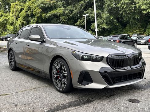 Used 2027 BMW i5 eDrive40 w/ M Sport Package RWD image 5