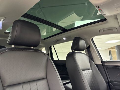Used 2023 Volkswagen Tiguan SE w/ Panoramic Sunroof Package FWD image 16