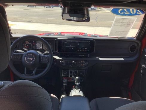 Used 2025 Jeep Wrangler Unlimited Rubicon w/ Convenience Group AWD/4WD image 6