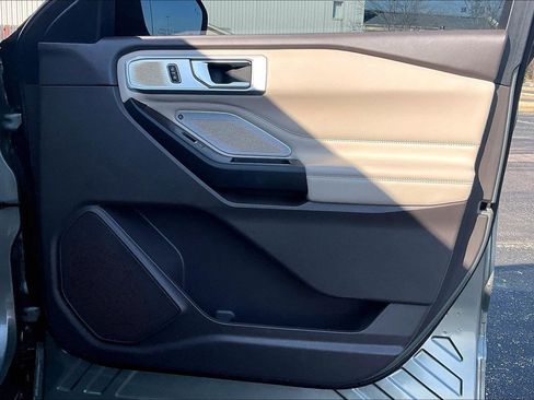 Used 2020 Ford Explorer Platinum w/ Premium Technology Package image 20