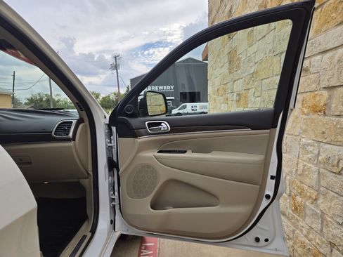 Used 2014 Jeep Grand Cherokee Overland image 8