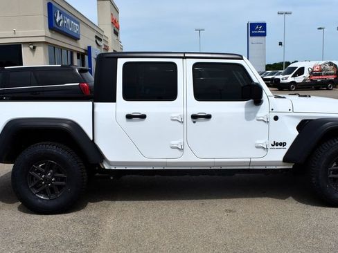 Used 2025 Jeep Gladiator Sport AWD/4WD image 2