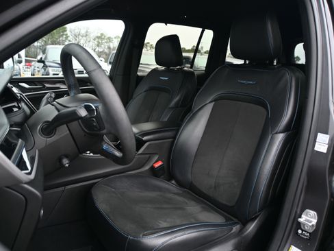 Used 2023 Jeep Grand Cherokee Trailhawk w/ Luxury Tech Group III image 7