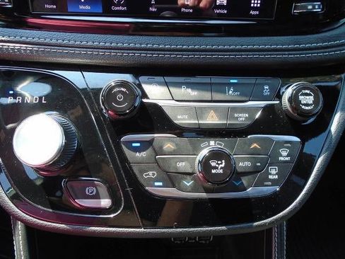 Used 2025 Chrysler Pacifica Limited FWD image 15
