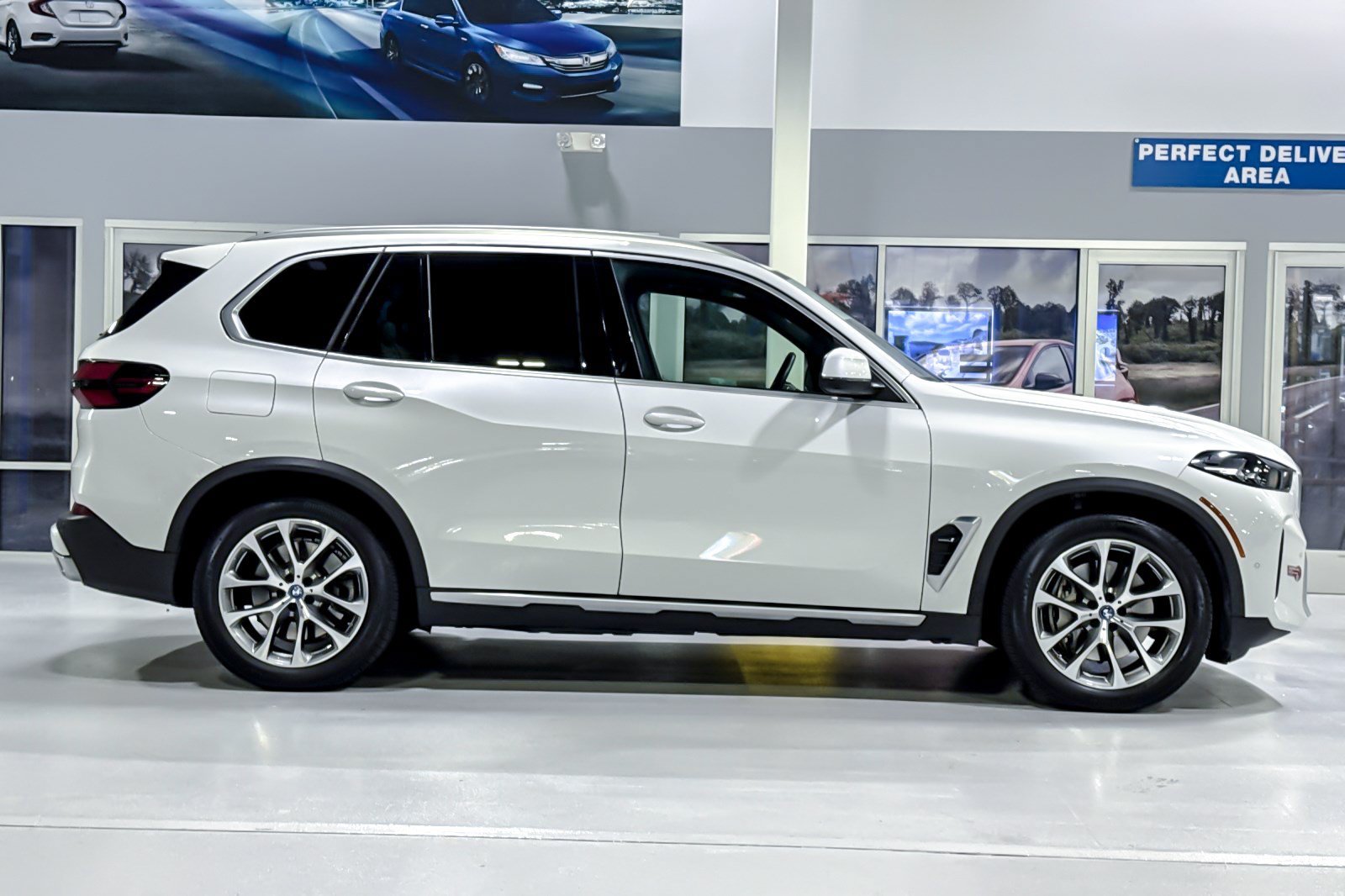 Used 2024 BMW X5 xDrive50e w/ Parking Assistance Package AWD/4WD image 8