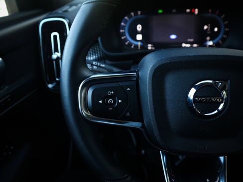 Used 2025 Volvo XC40 B5 Plus image 19