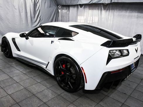 Used 2015 Chevrolet Corvette Z06 w/ 3LZ Preferred Equipment Group image 5