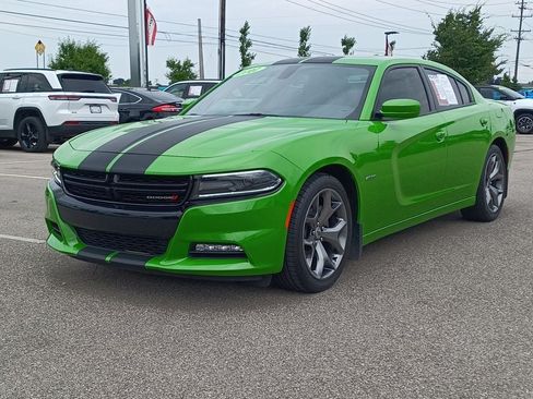 Used 2017 Dodge Charger R/T w/ Plus Group RWD image 2